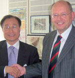 Jae Jo Kim (left), executive vice president of Seoul Semiconductor and Gerd Pokorny, senior vice president of Osram GmbH